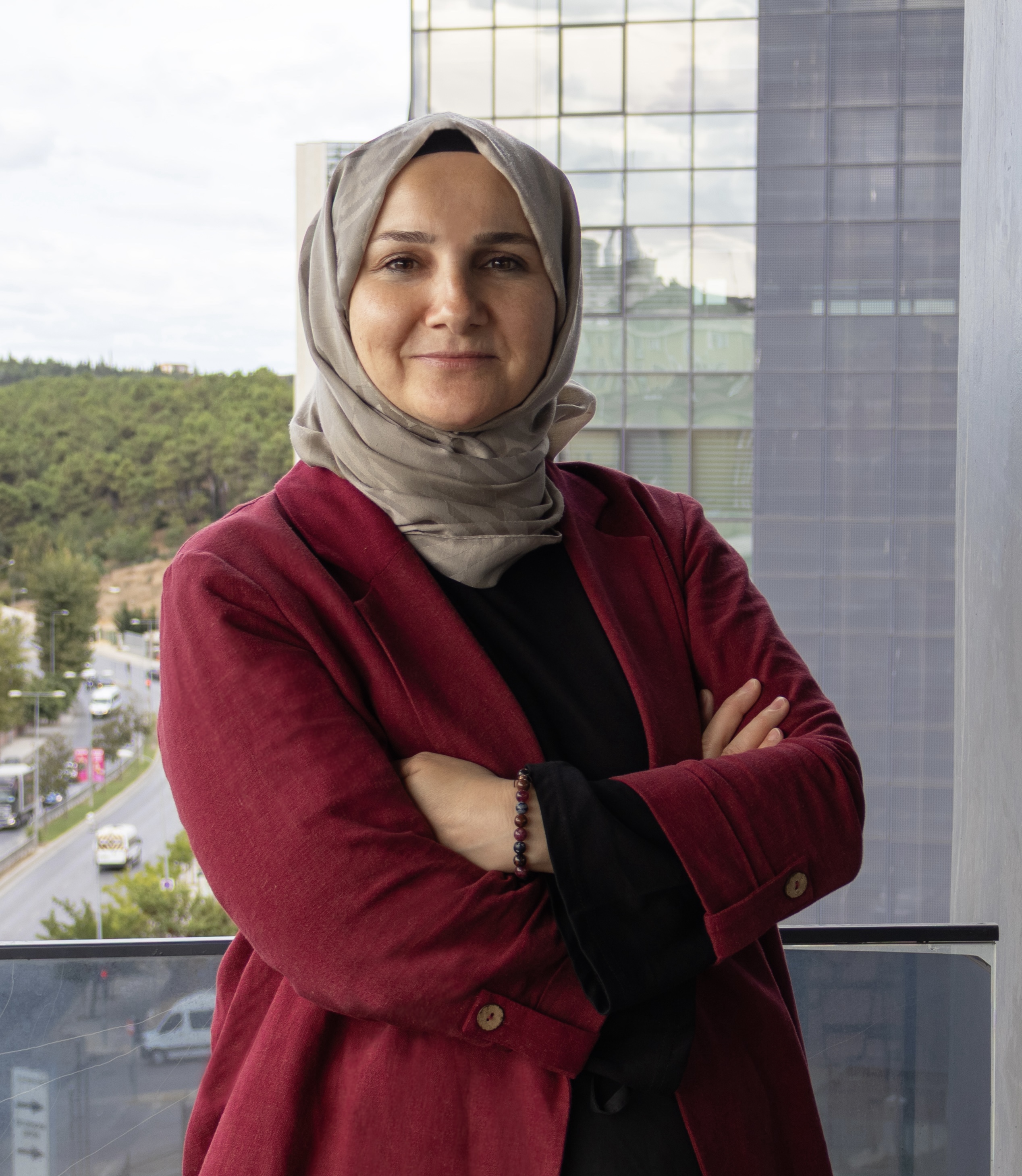 Hülya Balcı'nın zarif ve profesyonel bir portresi.